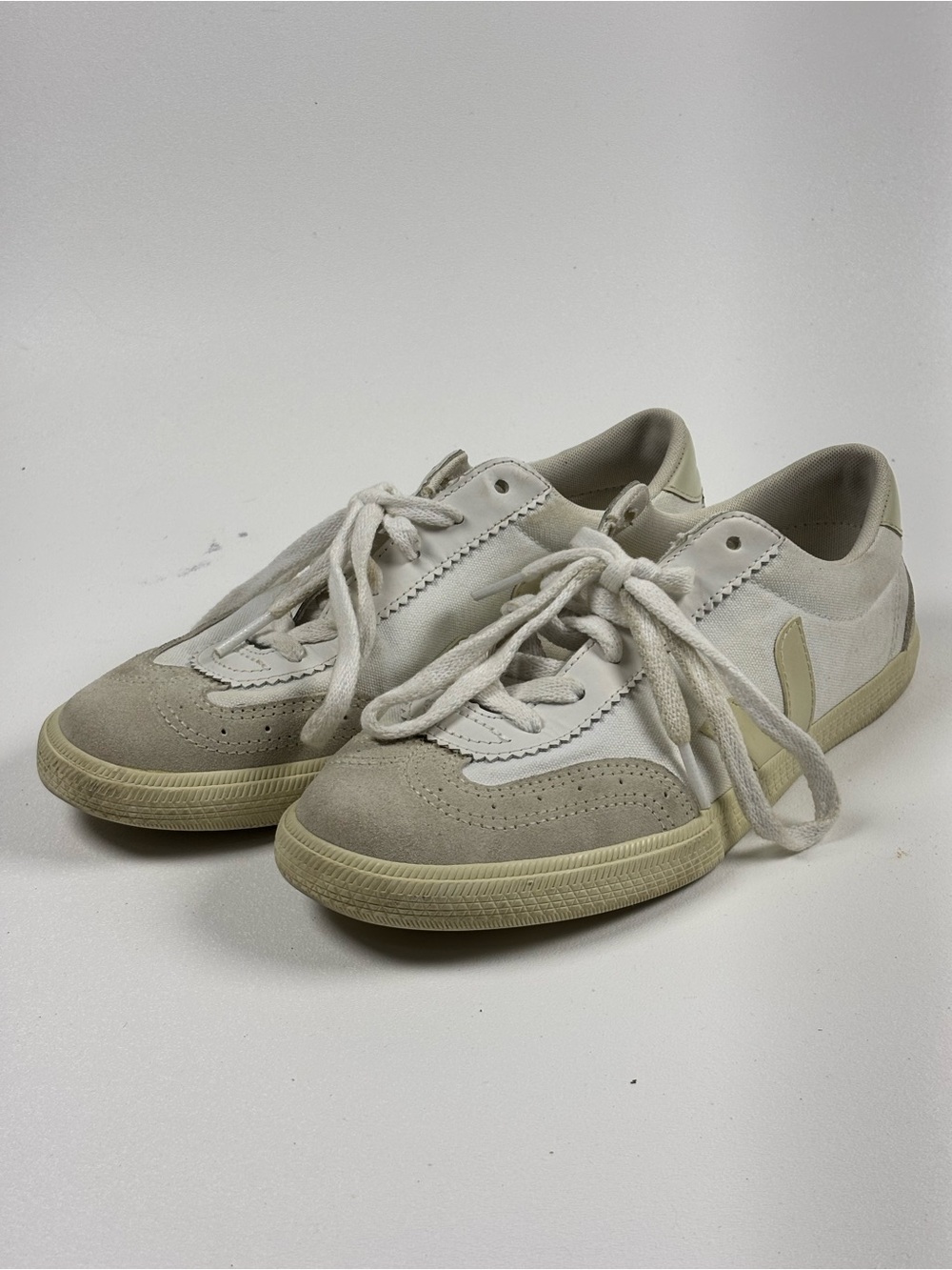 Veja Oxford Casual Low-Top Sneakers in White and Beige